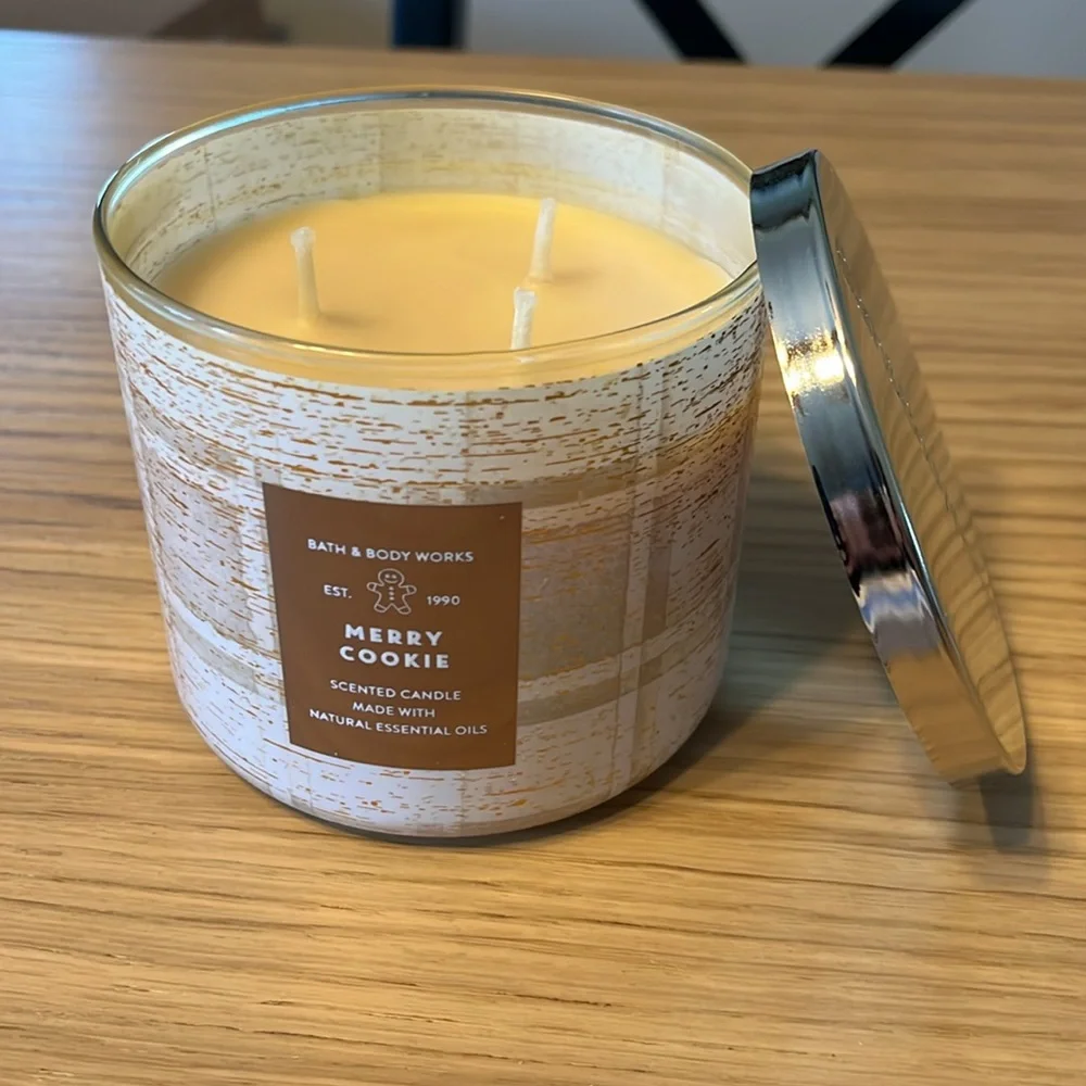 Bath & Body Works 3 Wick Candle. Merry Cookie.
